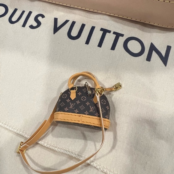 Meet your Posher, Sabrina - Picture 3 of 4